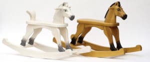 Cheval à bascule en bois Cheval à bascule en bois disponible en différentes teintes
