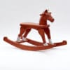 Dřevěný houpací koník v barevném provedení ryzák