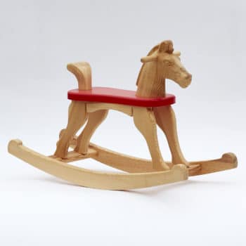 Dřevěný houpací koník přírodní s červeným sedátkem a s ocáskem