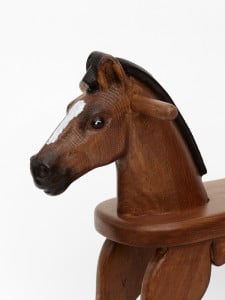 Dřevěný houpací koník v barevném provedení hnědák, hlava