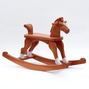 Dřevěný houpací koník v barevném provedení ryzák s ocáskem