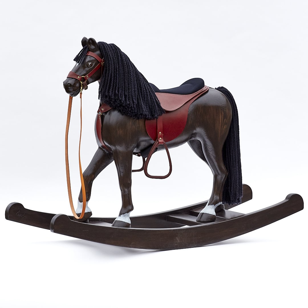 Velký houpací kůň s koženým sedlem a postrojem, barevné provedení vraník