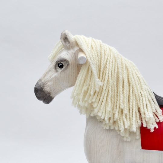 Detail hlavy dřevěného houpacího koně Čenda 39, barevné provedení bělouš