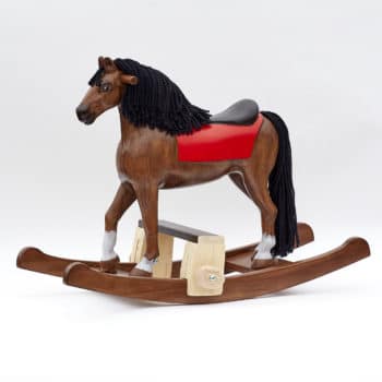 Houpací kůň vyrobený z borového dřeva nabarvený jako hnědák s podstavcem pod nohy dítěte