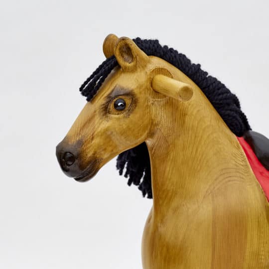 Detail hlavy dřevěného houpacího koně Čenda 39 v barvě plaváka