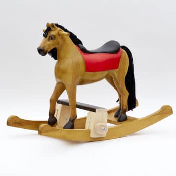 Houpací kůň vyrobený z borového dřeva nabarvený jako plavák s podstavcem pod nohy dítěte