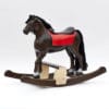Houpací kůň vyrobený z borového dřeva nabarvený jako vraník s podstavcem pod nohy dítěte