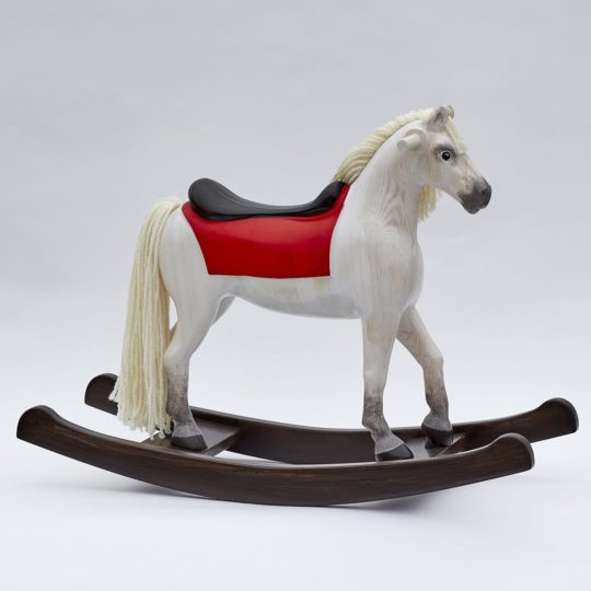 Cavallo a dondolo in legno di pino di colore bianco con sella in legno