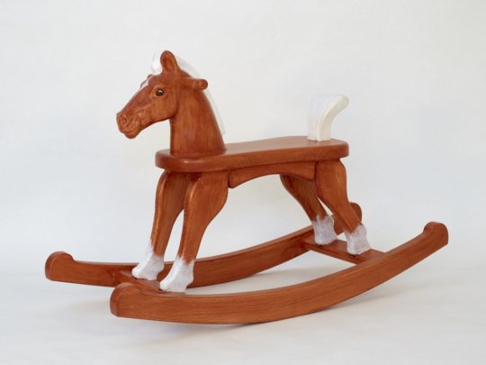 Dřevěný houpací koník v barevném provedení ryzák