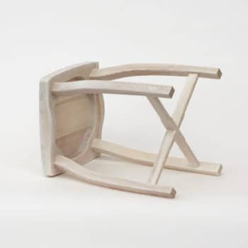 Bořní pohled na dřevěnou stoličku bílou