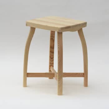 Stylová dřevěná stolička s přírodním povrchem