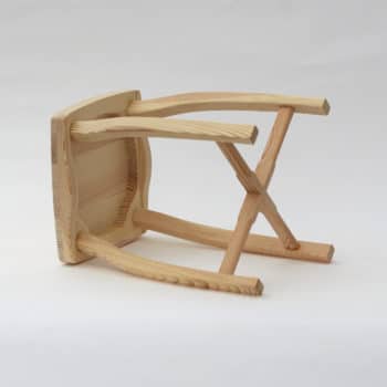 Bořní pohled na dřevěnou stoličku s přírodním povrchem