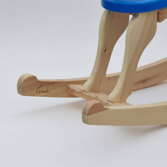 Nohy a zakončení houpadel houpacího koníka s přírodním povrchem a modrým sedátkem