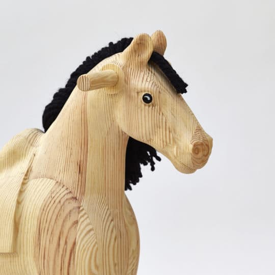 Detail hlavy dřevěného houpacího koně Čenda 39, přirodní povrch