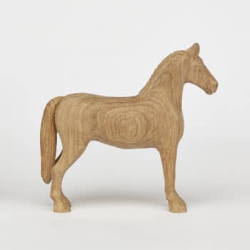 Tvarovaný koník vyrobený z dubového dřeva