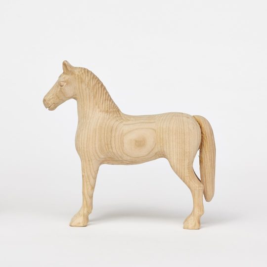 Tvarovaný koník vyrobený z třešňového dřeva