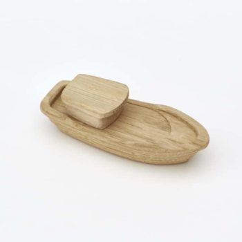 Dřevěná loďka s kajutou