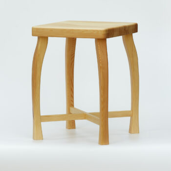 Dřevěná stolička Sella z borovicového dřeva všestranně využitelná vysoká 46 cm, povrchová úprava voskový olej