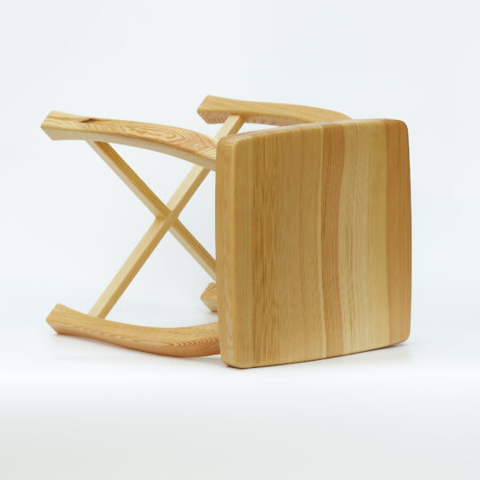 Dřevěná stolička Sella - boční pohled z přední strany