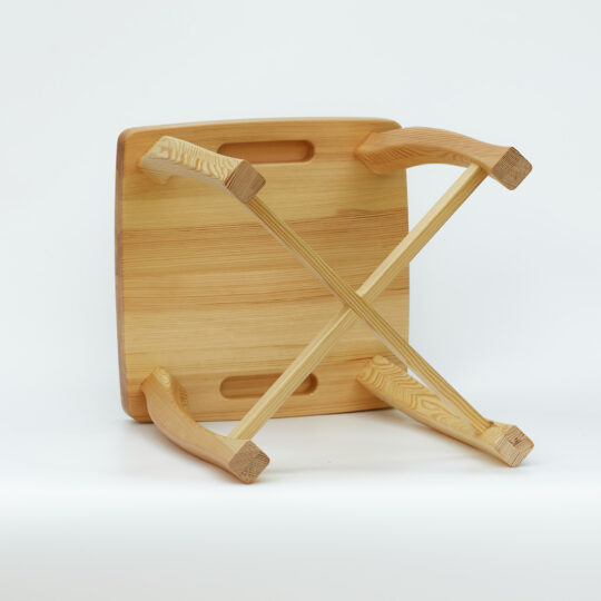 Dřevěná stolička Sella - boční pohled ze zadní strany