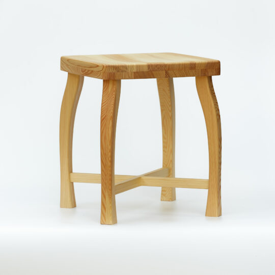 Dřevěná stolička Sella z borovicového dřeva všestranně využitelná vysoká 41 cm, povrchová úprava voskový olej