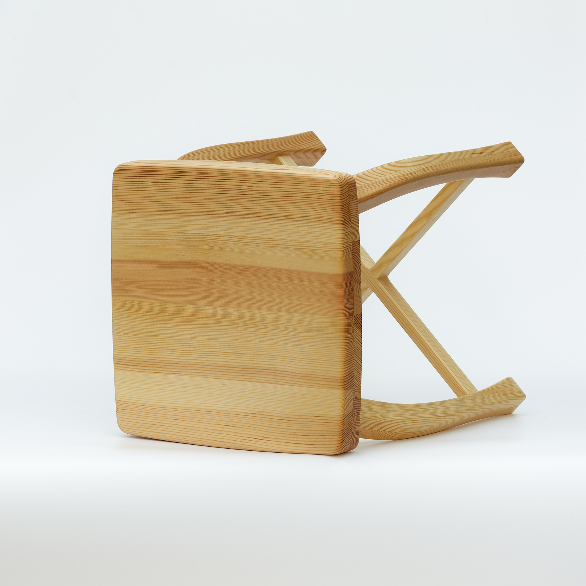 Dřevěná stolička Sella - boční pohled z přední strany