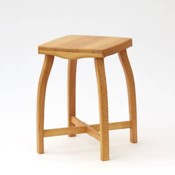Elegantní, jednoduchá a lehká stolička vyrobená z borového dřeva.