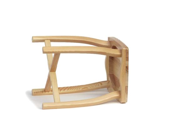 Elegantní, jednoduchá a lehká stolička vyrobená z borového dřeva.