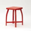 Elegantní, jednoduchá a lehká stolička vyrobená z borového dřeva. Červeně barvená.