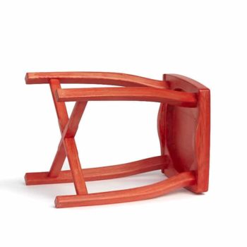 Elegantní, jednoduchá a lehká stolička vyrobená z borového dřeva. Červeně barvená.