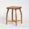 Elegantní, jednoduchá a lehká stolička vyrobená z třešňového dřeva.