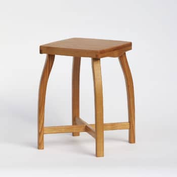 Elegantní, jednoduchá a lehká stolička vyrobená z třešňového dřeva.