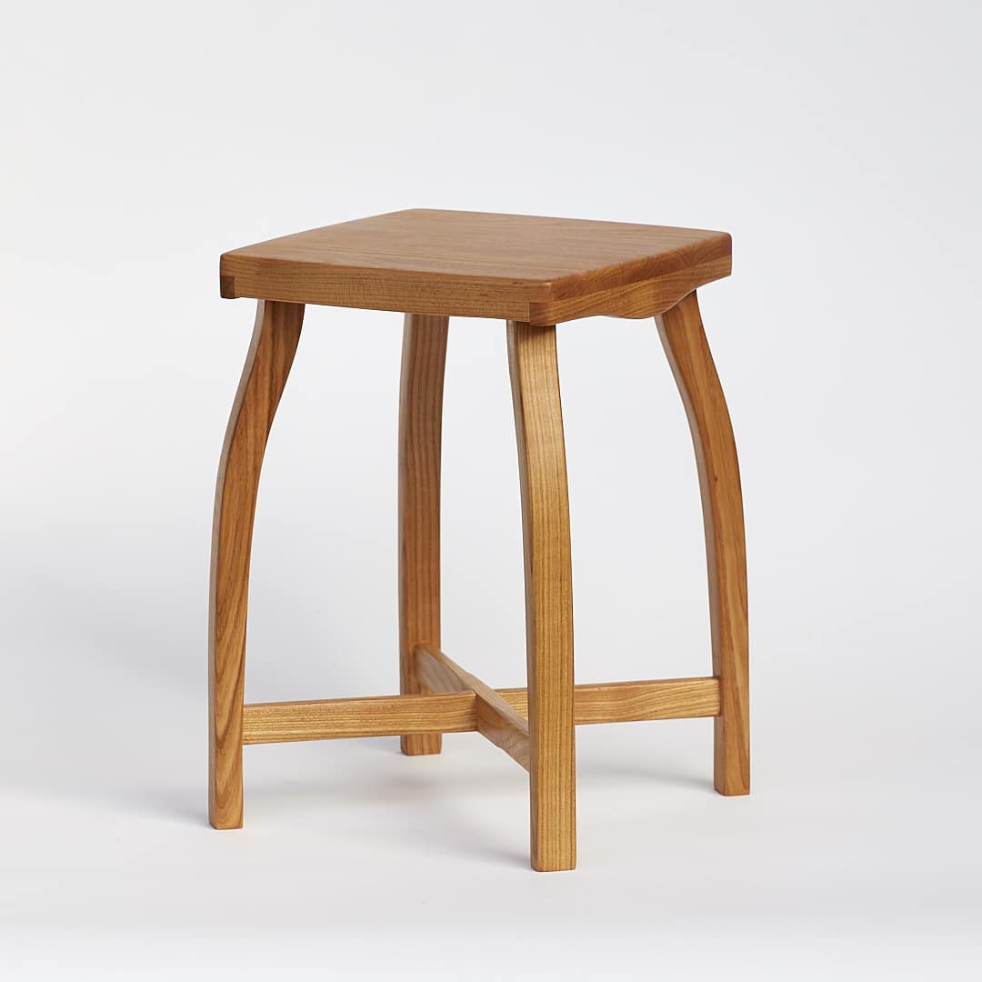 Stylová dřevěná stolička lehké a elegantní konstrukce