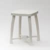Bíle barvená dřevěná stolička