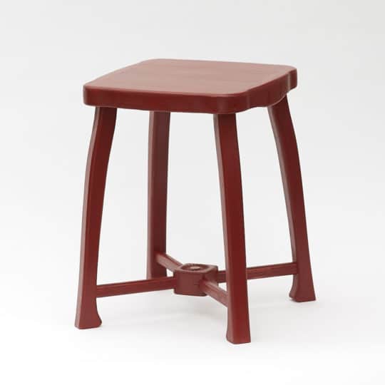 Zdobená zámecká stolička v červenohnědé barvě